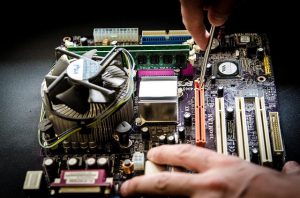 Le procésseur, la mémoire RAM, le disque dur et la carte graphique d'un ordinateur
